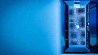 Serwer w serwerowni z podświetleniem