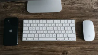 Telefon, klawiatura i myszka na biurku