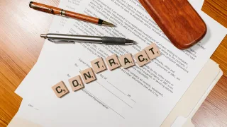 Dokumenty z ułożonym napisem CONTRACT