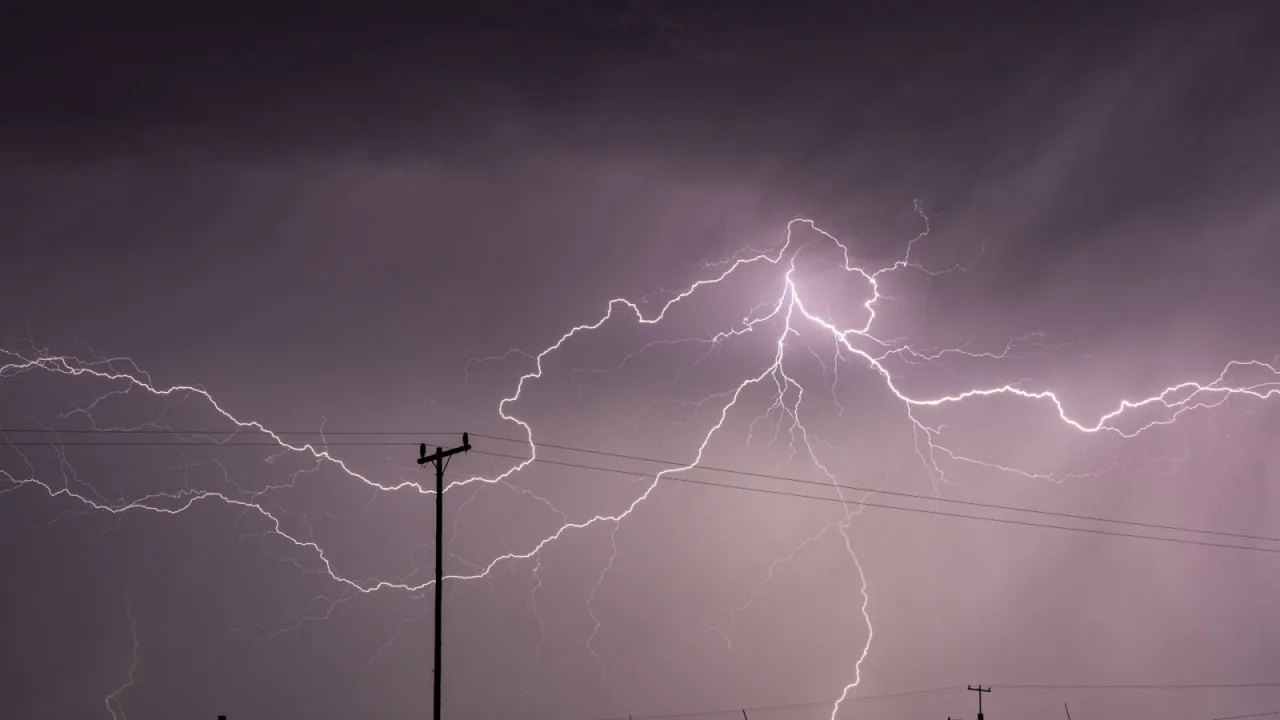 Wyładowanie atmosferyczne nad linią energetyczną