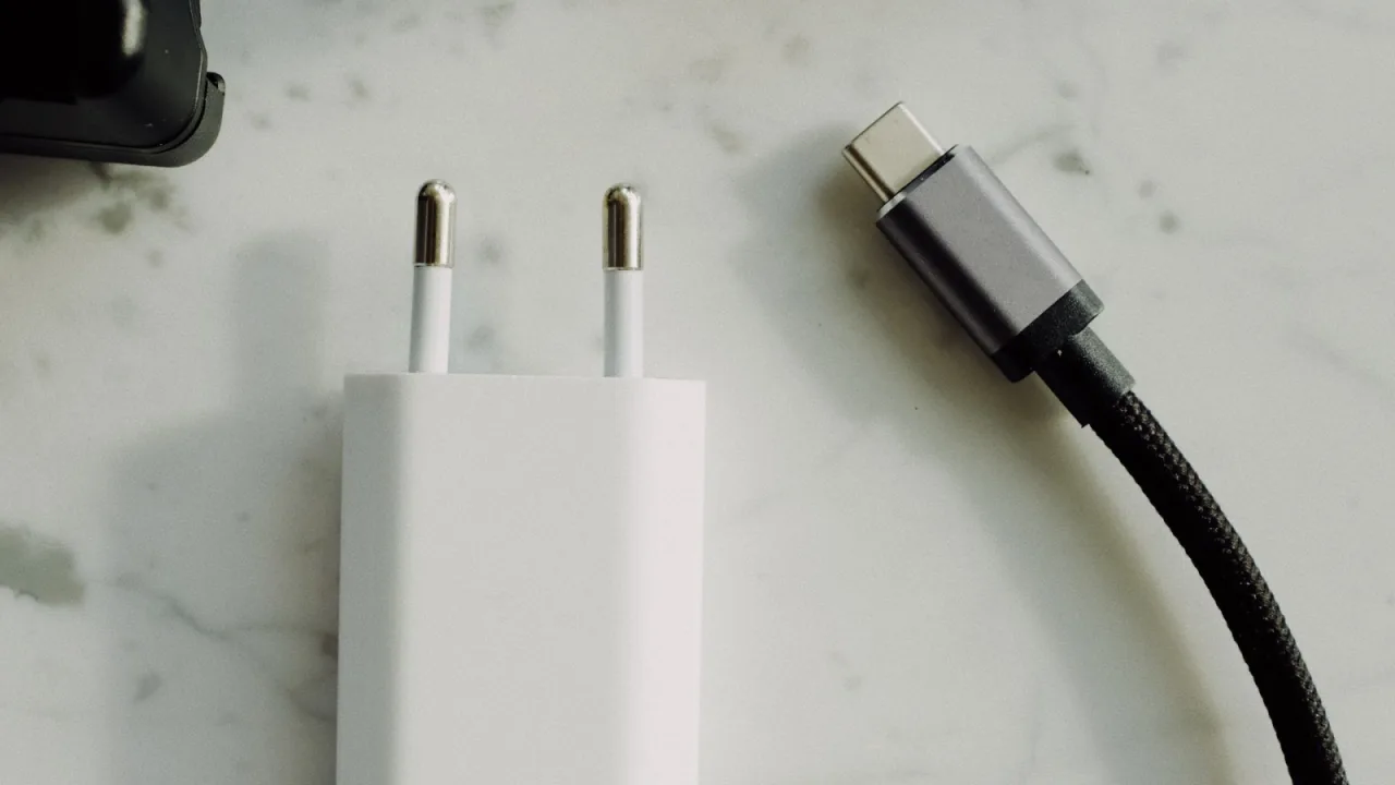 Zasilacze i przewód USB-C na jasnym blacie