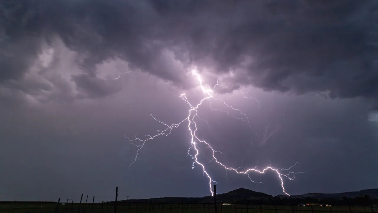 Wyładowanie atmosferyczne nad horyzontem