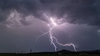 Wyładowanie atmosferyczne nad horyzontem