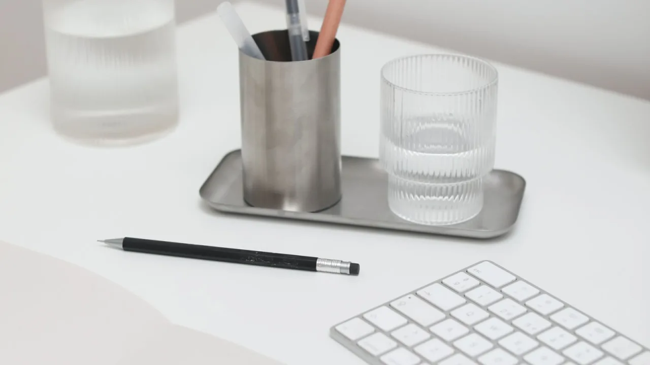 Otwarty notes obok klawiatury bezprzewodowej