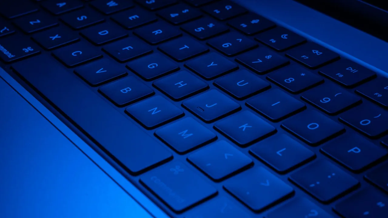Klawiatura laptopa podświetlona na niebiesko