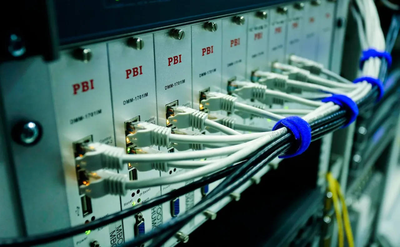 Kable sieciowe w panelu krosowym — obsługa informatyczna firm w Warszawie