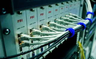 Kable sieciowe w panelu krosowym — obsługa informatyczna firm w Warszawie