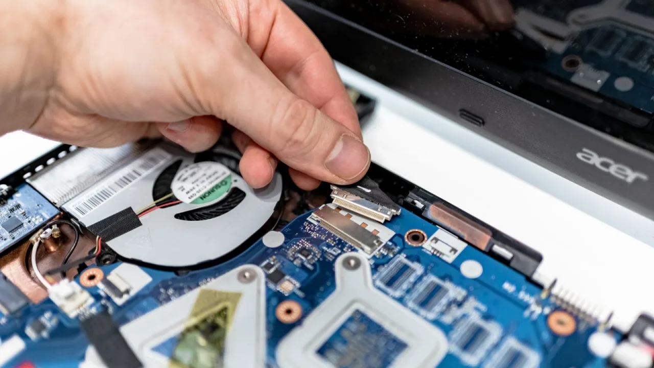 Dłoń przy złączu na płytce drukowanej