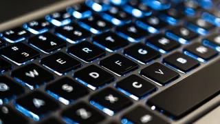 Podświetlana na niebiesko klawiatura laptopa