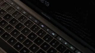 Laptop pracujący w słabo oświetlonym pomieszczeniu nocą