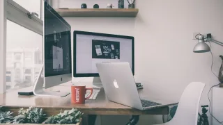 Stanowisko pracy z dwoma monitorami