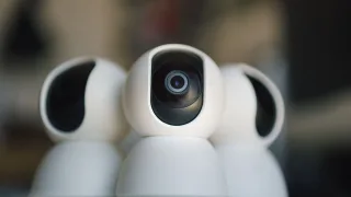 Kamera internetowa ustawiona na biurku