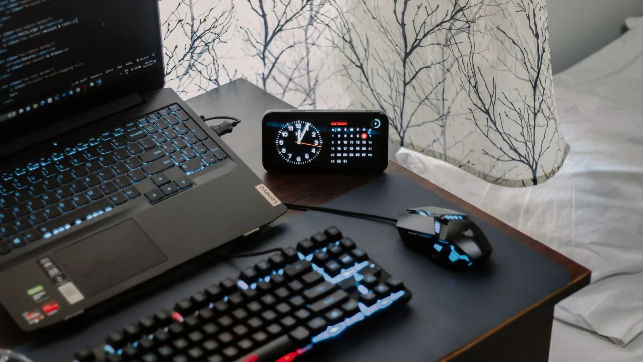 Stanowisko z klawiaturą i myszą — wymiana klawiatury laptopa