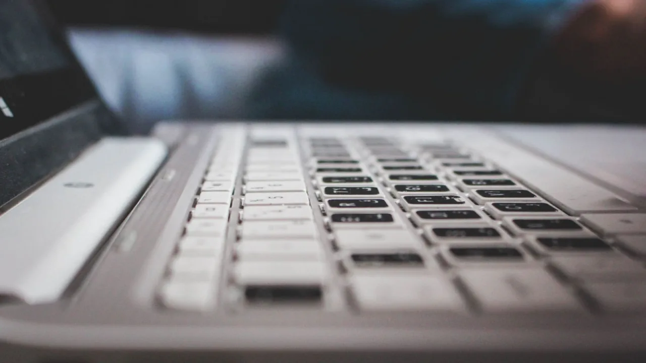 Klawiatura laptopa z panelem dotykowym