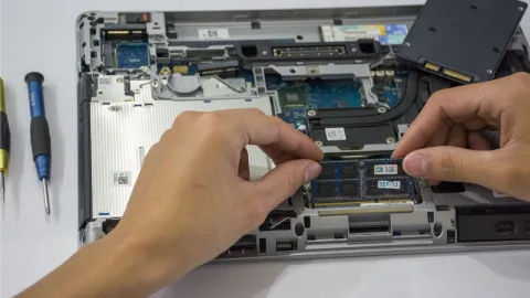 Zalany laptop — pierwsza pomoc w nocy