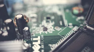 Elementy obudowy laptopa — naprawa zawiasów i mocowań